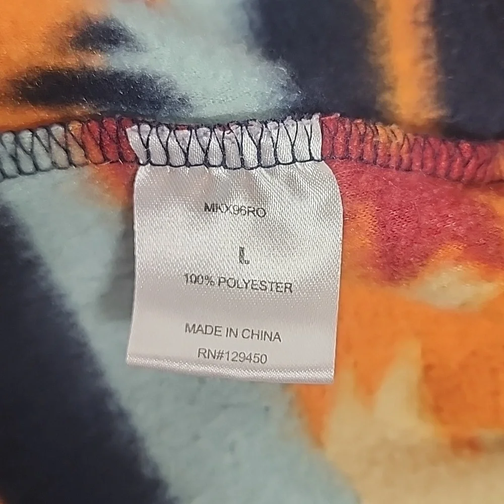 Comox szL tribal print long sleeve one pocket 4 snap pullover jacket. Warm comfy